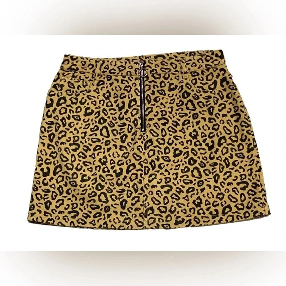 Signature8 Dresses & Skirts - Animal Print Mini Skirt Size Medium by Signature8 Zipper Front